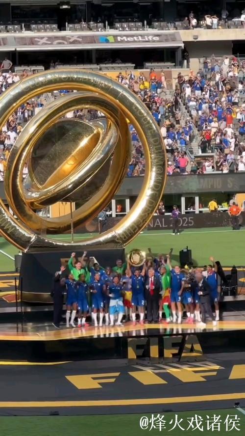 切尔西晒世俱杯奖杯搭机照：奖杯回家，一路顺风